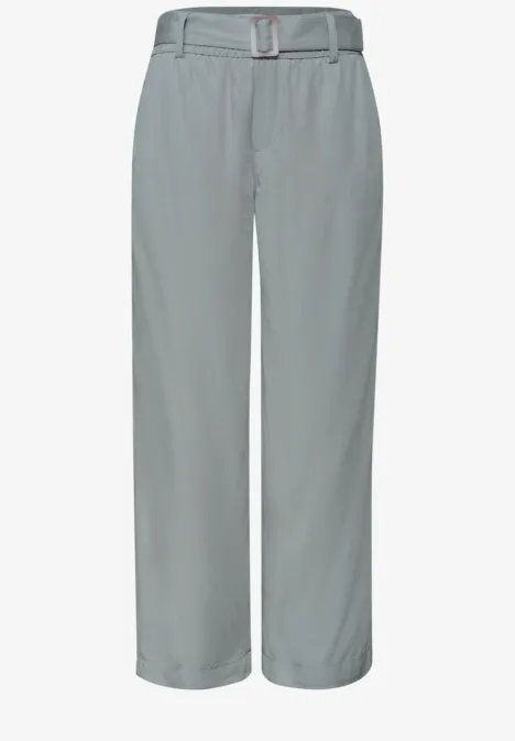 Lichte, rechtdoor linnen broek met wijde pijpen en bijpassende riem.