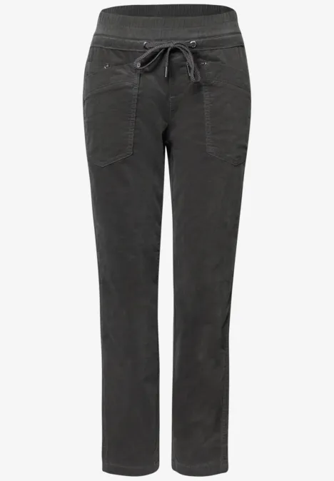 Graue Hosen mit elastischem Bund, Tunnelzug und aufgesetzten Taschen.