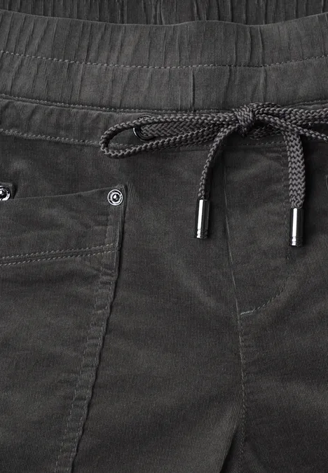 Dunkelgraue Hose mit Kordelzugbund aus weichem Stoff und aufgesetzter Tasche.