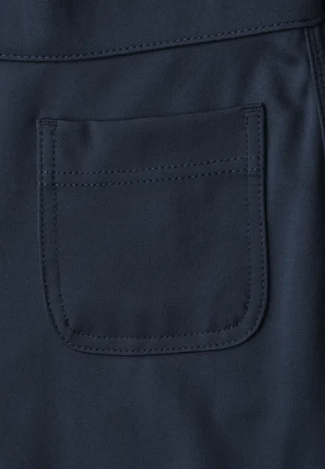 High Waist Straight Leg Hose im Casual Fit shadowed navy Dunkelblauer Stoff mit aufgesetzter Tasche und sichtbaren Nähten.