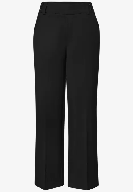 Schlichte, schwarze Bundfaltenhose mit geradem Bein.