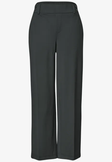 Schlichte schwarze Hose mit geradem Bein und elastischem Bund.