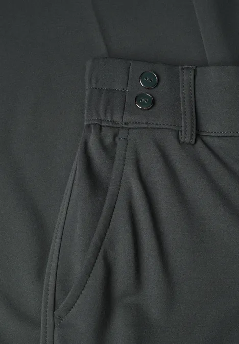 Schwarze Hose mit elastischem Bund, zwei Knöpfen und seitlicher Tasche.