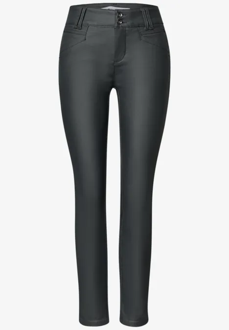 Jeans skinny noir pour femme, taille normale et coupe ajustée le long des jambes.
