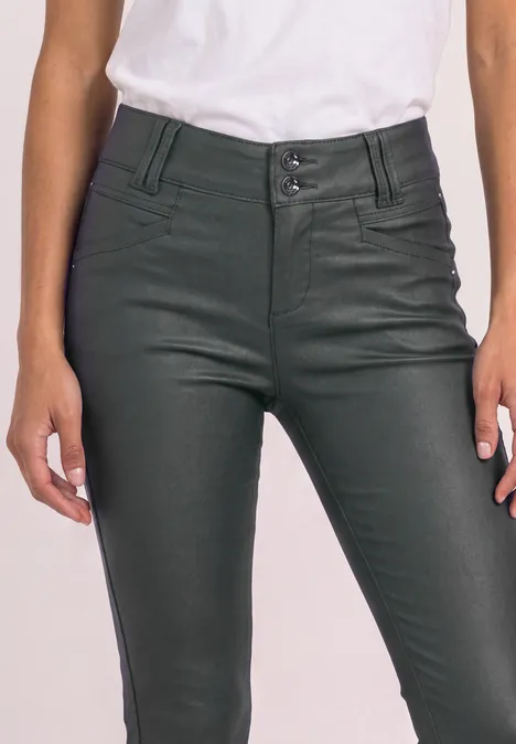 Pantalon en cuir vert foncé taille haute, t-shirt blanc, coupe ajustée à la taille et aux hanches.