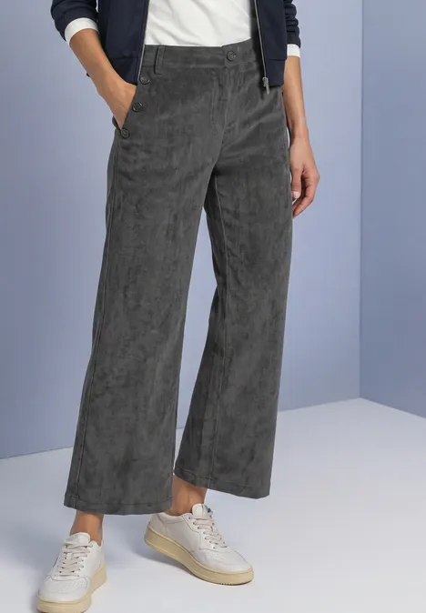 Broek met Mid Waist-taille en Straight Leg-pijpen, met knopen gravel grey Vrouw draagt wijde donkergrijze corduroy broek en witte sneakers tegen een neutrale achtergrond.
