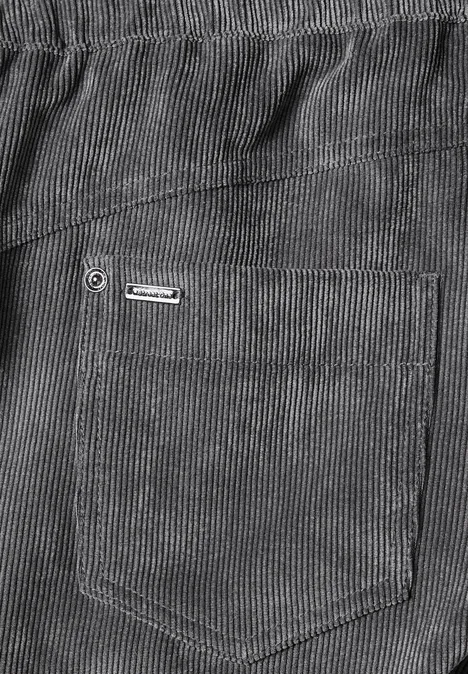 Mid Waist straight leg corduroybroek met rechte pijpen en middelhoge taille gravel grey Close-up van een ribfluwelen broek met achterzak en klein label