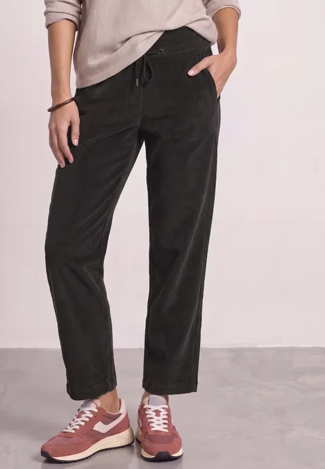 Mid Waist Straight Leg Cordhose in Unifarbe black coffee Person trägt schwarze Cordhose und rote Sneaker