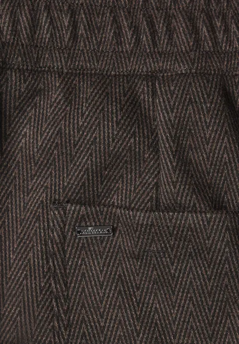 Bruine visgraat-tweed met opgestikte zak en klein metalen label
