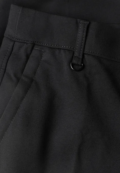 Gros plan d’un pantalon noir avec passants de ceinture et anneau D.