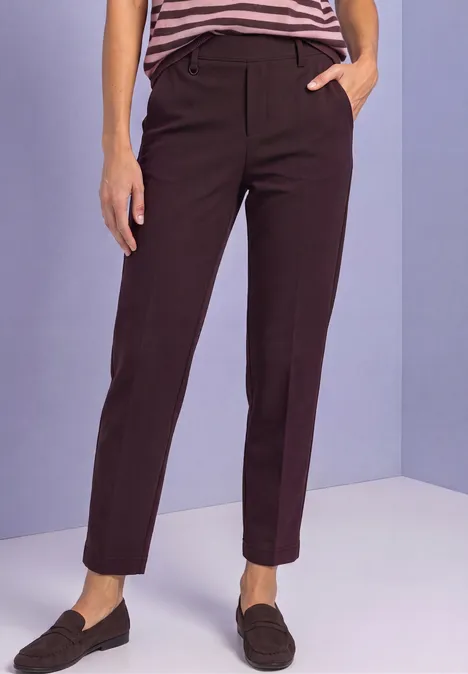 Spodnie chino Slim Leg z brokatowymi akcentami vintage ruby Ciemnobrązowe, materiałowe spodnie o prostym kroju sięgające kostek, zestawione z mokasynami.