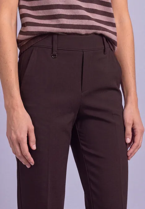 Spodnie chino Slim Leg z brokatowymi akcentami vintage ruby Ciemne, wąsko skrojone spodnie z kantem, zestawione z pasiastą bluzką.