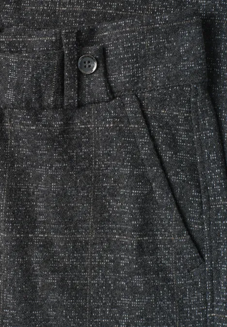 Nahaufnahme einer dunkelgrauen Hose mit feinem Muster, Knopfverschluss und Eingrifftasche.