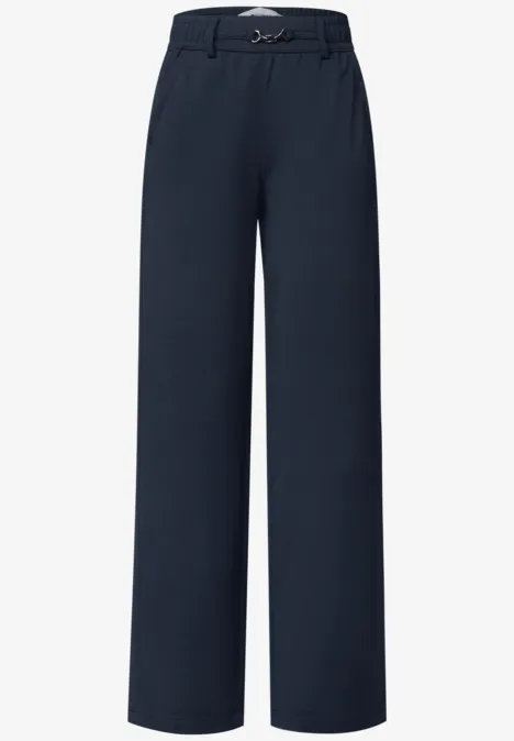 Dunkelblaue, gerade geschnittene Hose mit weitem Bein, hohem Bund und feiner Struktur.