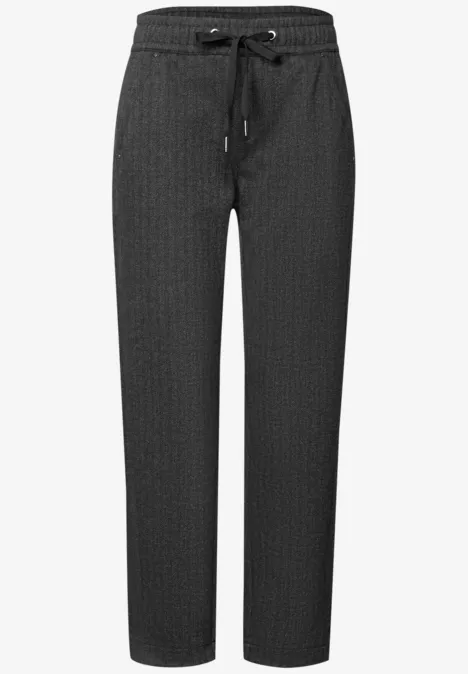 Zwarte, rechte broek met subtiele strepen en een trekkoord in de taille.