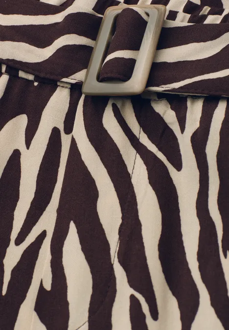 Tissu à motif zèbre brun et beige avec ceinture et boucle rectangulaire.