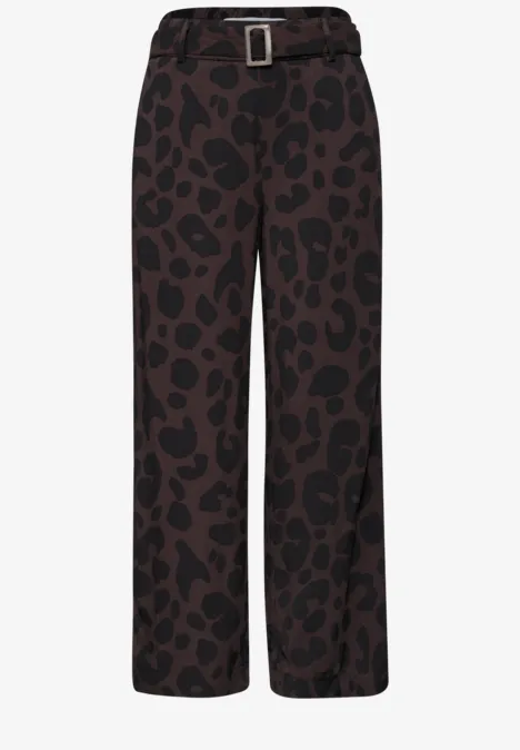 Pantalon ample marron à motif léopard foncé avec fine ceinture.