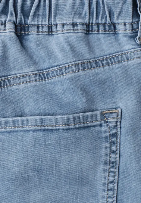 Mid Waist Jeansculotte met elastische tailleband Light Blue Random Washed Close-up van lichtblauw denim met zaknaden.