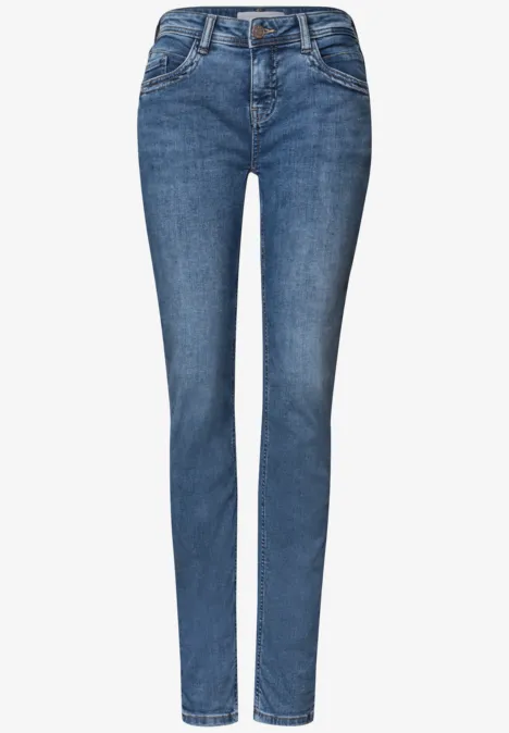 Schlanke blaue Damenjeans im klassischen Five-Pocket-Stil.