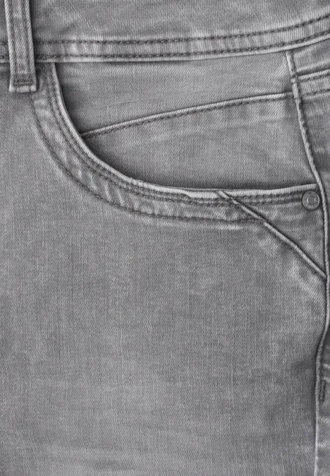 Mid Waist Slim Leg Jeans im Casual Fit Light Grey Random Washed Nahaufnahme einer grauen Jeans-Tasche mit Nahtdetails.