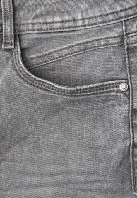 Mid Waist Slim Leg Jeans im Slim Fit Light Grey Random Washed Graue Jeanshose mit vorderer Tasche, sichtbaren Nähten und Metallknopf.