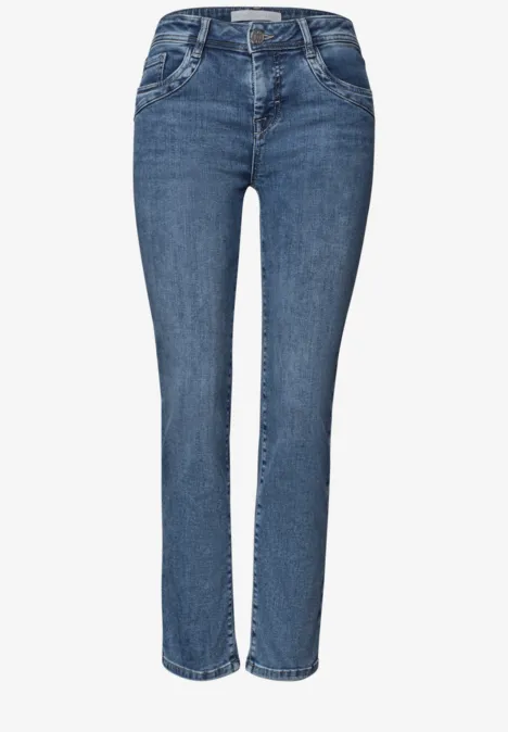 Frontansicht einer klassischen blauen Jeans mit geradem Bein und mittlerer Taille.