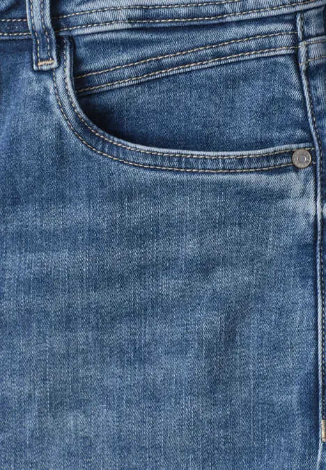Nahaufnahme einer blauen Jeanshose mit sichtbarer Münztasche