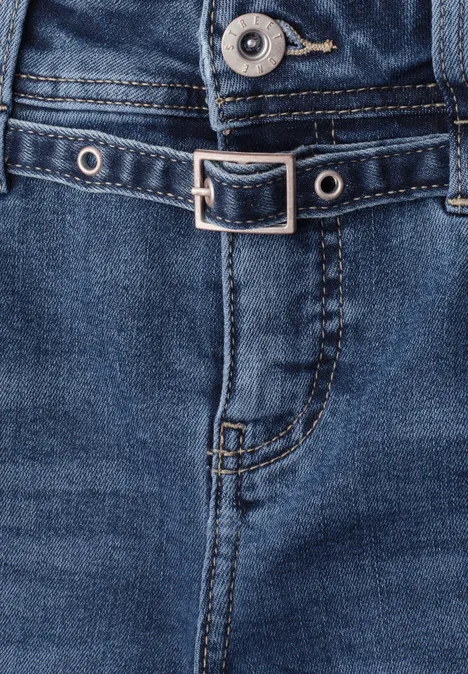 Jeans Culotte mit Gürteldetail Mid Blue Random Washed Detailaufnahme einer dunkelblauen Jeanshose mit schmalem Jeansgürtel und Nahtdetails.