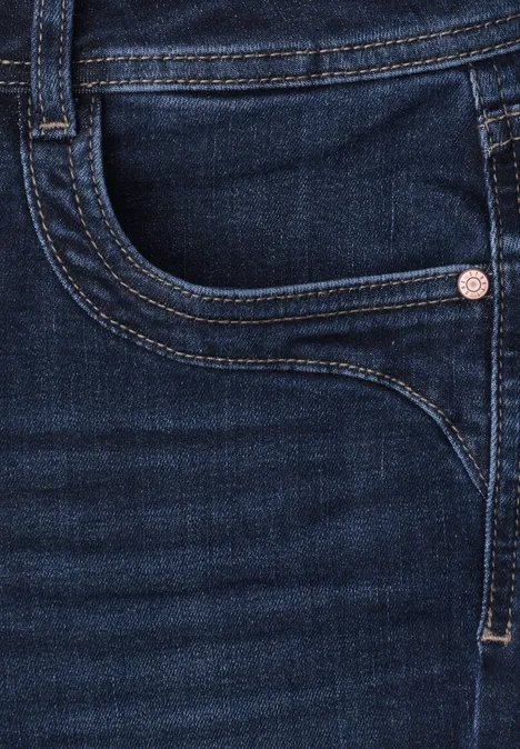 Mid Waist Straight Leg Jeans im Slim Fit Dark Blue Clean washed Nahaufnahme einer dunklen Jeanshose mit Gesäßtasche, Niete und sichtbaren Nähten.