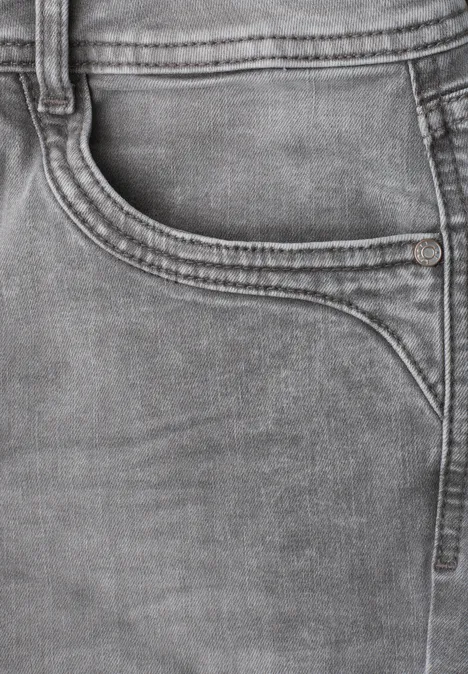 Mid Waist Straight Leg Jeans im Slim Fit Light Grey Random Washed Nahaufnahme einer grauen Jeans mit sichtbarer Tasche und markanten Nähten.