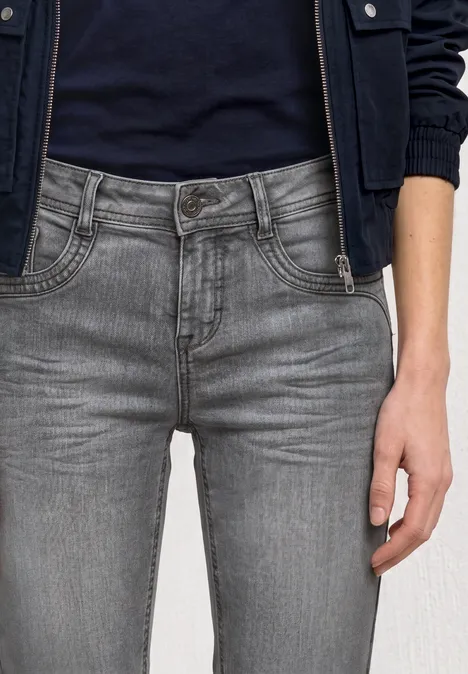 Mid Waist Straight Leg Jeans im Slim Fit Light Grey Random Washed Figurbetonte graue Damenjeans mit Taschen und dunkelblauem Oberteil