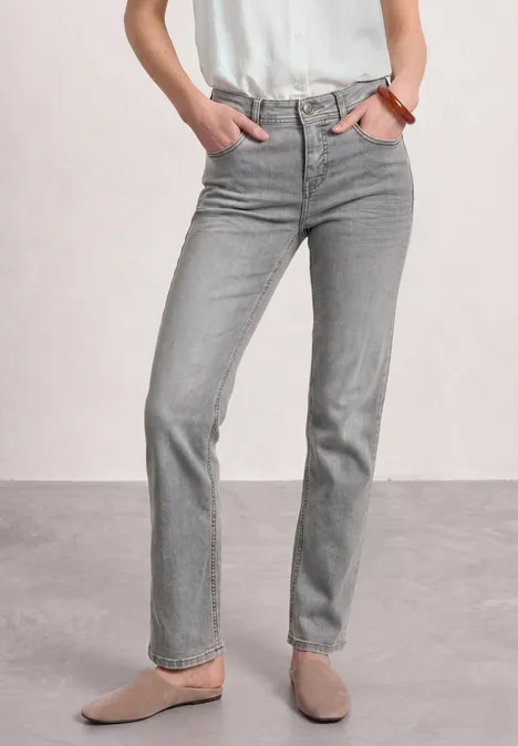Mid Waist Straight Leg Jeans im Casual Fit Light Grey Random Washed Graue, gerade geschnittene Jeans mit beigen Slippern und weißem Oberteil – schlicht und zeitlos.