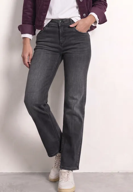 Jeans taille haute gris à coupe droite, porté avec un t-shirt blanc, un blouson violet et des baskets blanches.