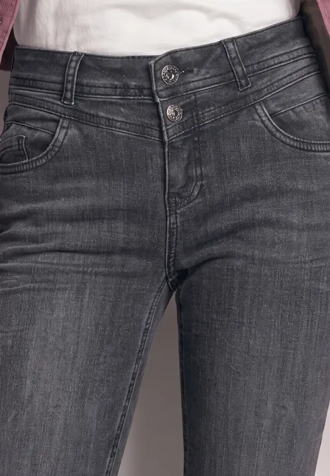 Mid Waist Slim Leg Jeans im Casual Fit Steel Grey Wash Schwarz-graue Denim-Jeans mit Doppelknopf und Fronttaschen, sichtbar von Bund bis Oberschenkelmitte.