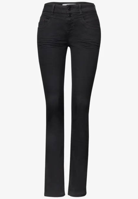 Jean noir évasé, cinq poches classiques, coupe ajustée à la taille.