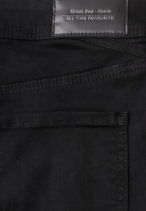 Gros plan d'un jean noir avec poche arrière et étiquette "street dude - denim ALL TIME FAVOURITE".