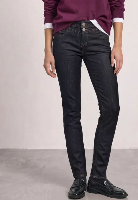 Jean taille moyenne, coupe Slim Leg, style décontracté Deep Rinse Washed Schwarze Skinny-Jeans mit hohem Bund und schwarzem Loafer, kombiniert mit violettem Pullover.