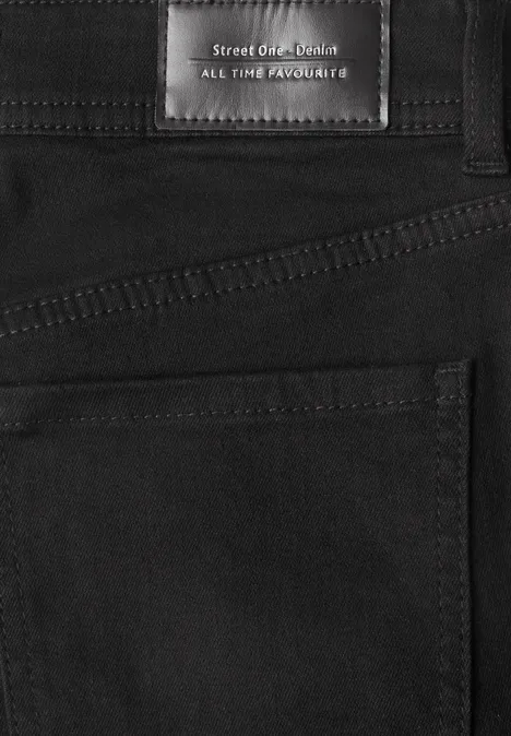 Schwarze Jeans mit gestepptem Rückentaschenbereich und Lederlabel mit Aufschrift 'street old-skola'.