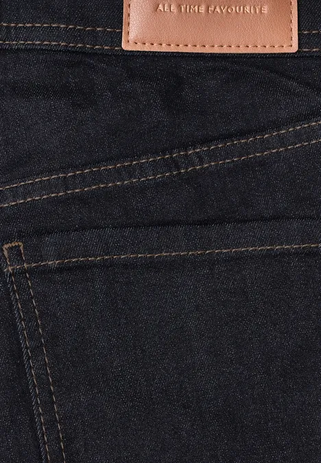 Jean taille moyenne Slim Leg, coupe slim Deep Rinse Washed Nahaufnahme dunkler Jeans mit sichtbarer Naht und Lederpatch 'All Time Favourite'.