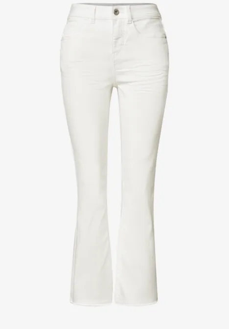 High Waist Flared Leg Jeans im Slim Fit Off White washed Weiße Damen-Jeans mit weitem Bein, hoher Taille und Knopfverschluss.