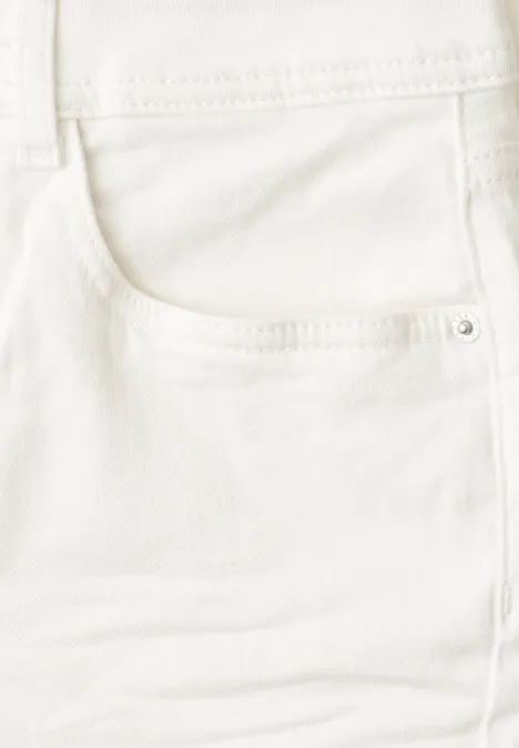 High Waist Flared Leg Jeans im Slim Fit Off White washed Nahaufnahme einer weißen Hose mit Gesäßtasche und feinen Nähten.