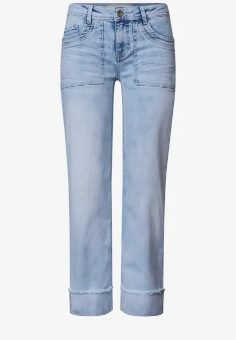 Lichtblauwe jeans met hoge taille, rechte pasvorm en omgeslagen zoom.