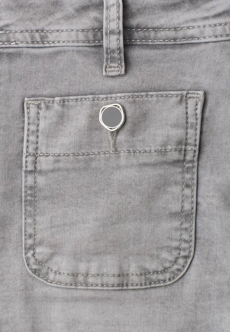 Graue Jeanshose mit aufgesetzter Tasche und silbernem Schlüsselring.