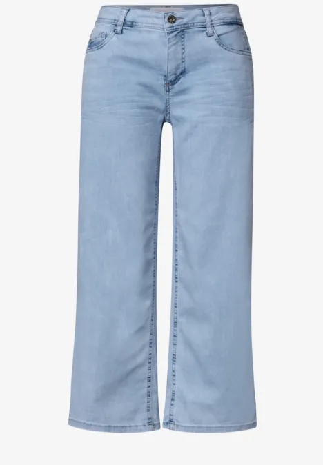 Lichtblauwe jeans met hoge taille en wijde pijpen.