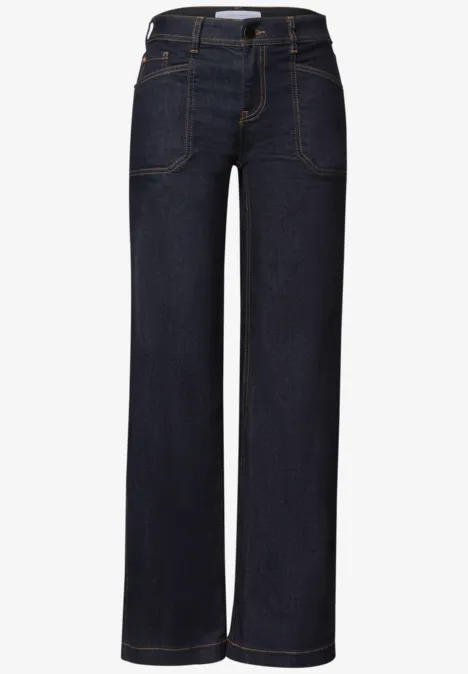 Een donkerblauwe jeans met wijde pijpen en een hoge taille.