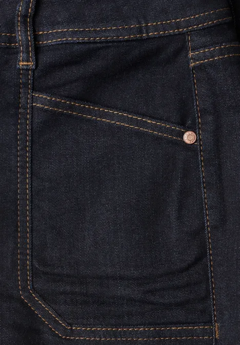 Donkerblauwe jeanszak met oranje contraststiksels en metalen klinknagel.