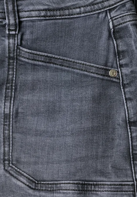 Mid Waist Wide Leg Jeans im Loose Fit Steel Grey Washed Nahaufnahme einer dunklen Jeanshose: schräge Münztasche mit Metallknopf und sichtbaren Nähten.