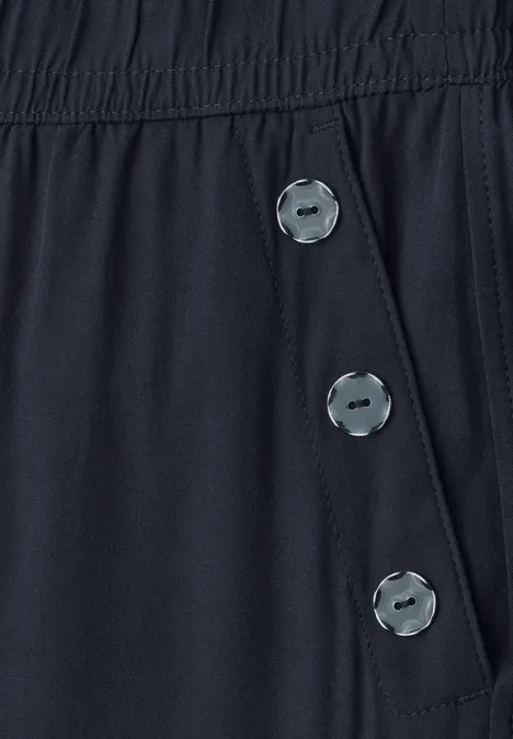 High Waist Wide Leg Hose im Loose Fit shadowed navy Nahaufnahme eines dunkelblauen Kleidungsstücks mit elastischem Bund und drei silbernen Knöpfen an der Seite.