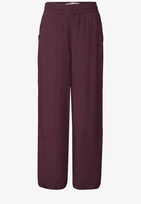 Weit geschnittene, bordeauxrote Hose mit elastischem Bund und geraden Beinen.