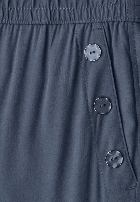 Dunkelblaue Hose mit elastischem Bund und drei seitlichen Knöpfen